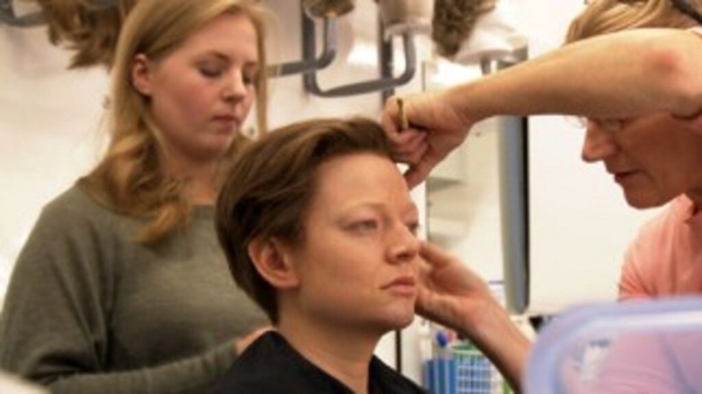 Sarah Snook en la silla de maquillaje para 'Predestination'