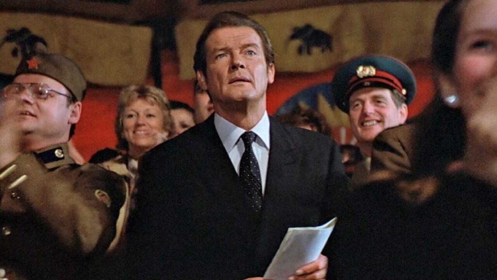 Roger Moore como James Bond