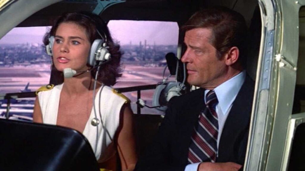 Corinne Clery y Roger Moore en 'Moonraker'