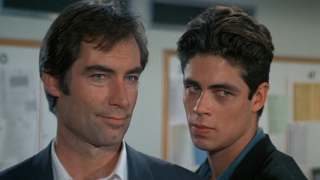 Timothy Dalton y Benicio del Toro en una escena de 'Licencia para matar'