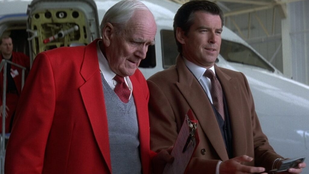 Desmond Llewelyn y Pierce Brosnan en una escena de una película de James Bond