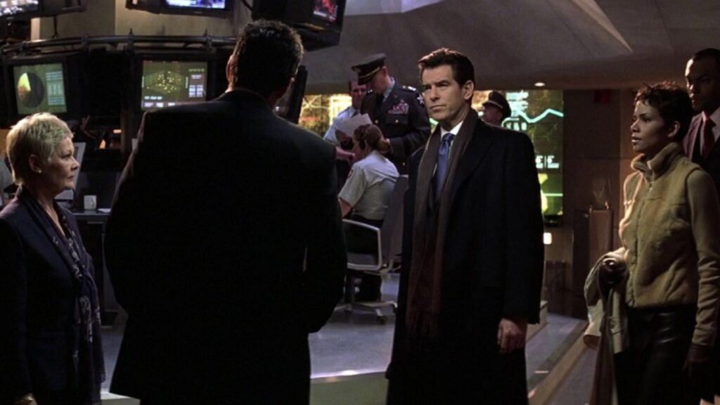 Judi Dench, Pierce Brosnan y Halle Berry en una escena de 'Muerte otro día'