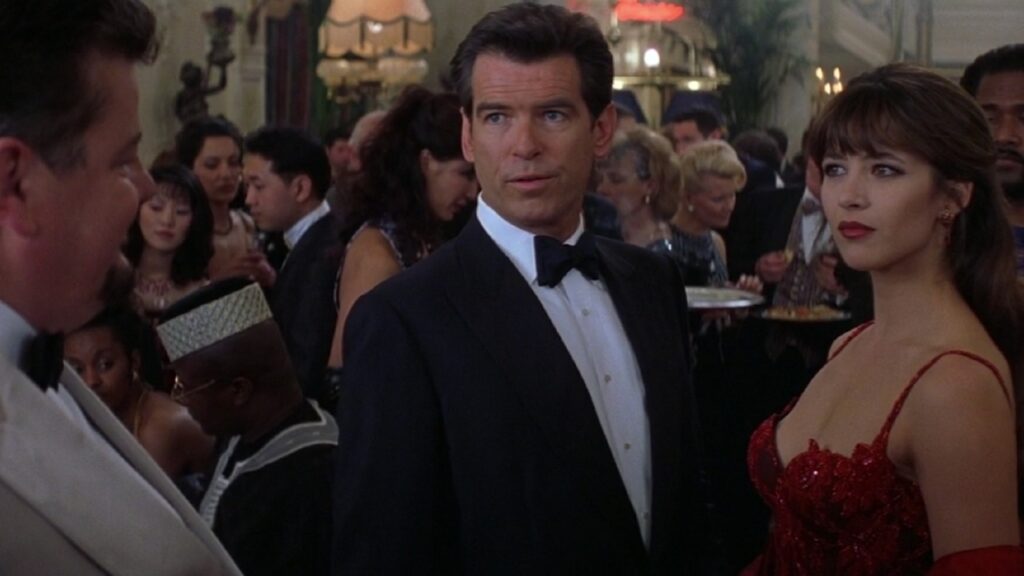 Pierce Brosnan y Sophie Marceau en una escena de 'El mundo nunca es suficiente'
