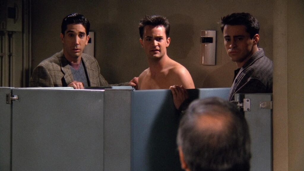 Ross, Chandler y Joey en escena de 'Friends'