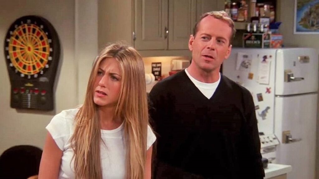 Jennifer Aniston y Bruce Willis en 'Friends'
