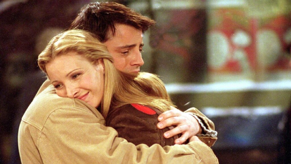 Joey y Phoebe se abrazan en 'Friends'