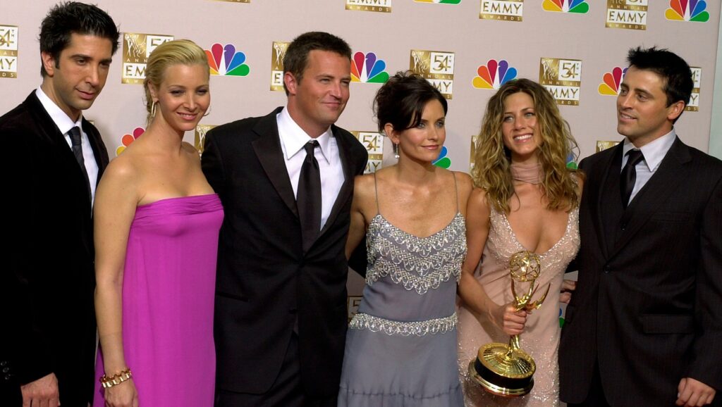 Jennifer Aniston con sus compañeros de 'Friends' galardonada en los Emmy