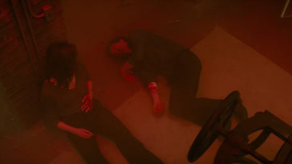 Kate y Joe en el incendio en la serie You