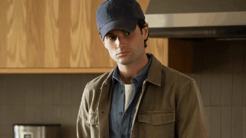 Joe con su gorra en la serie You