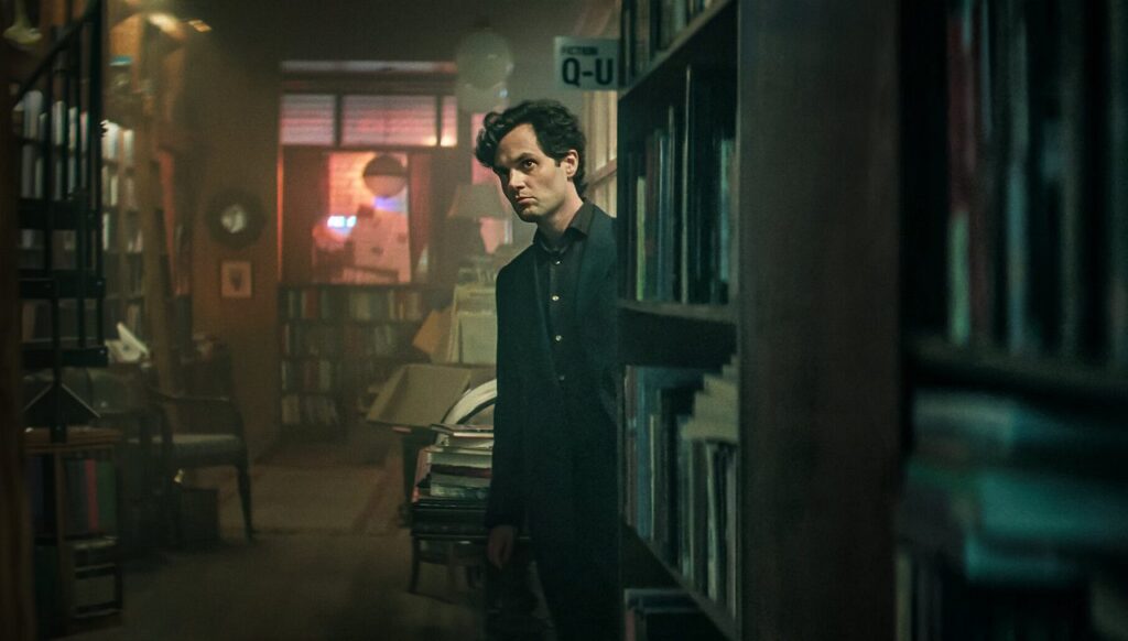 Joe en la librería en la serie You