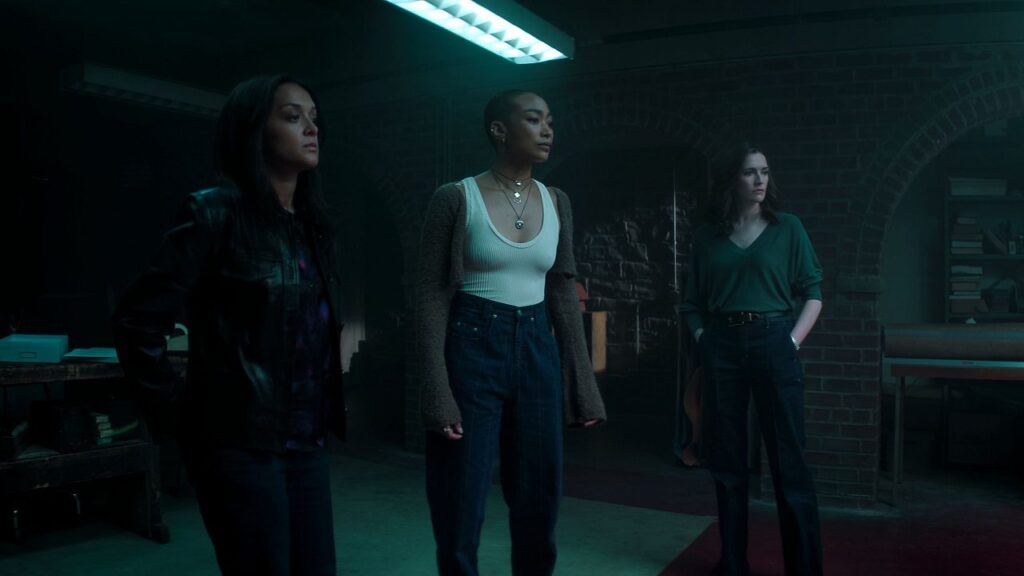 Nadie, Marienne y Kate en la serie You