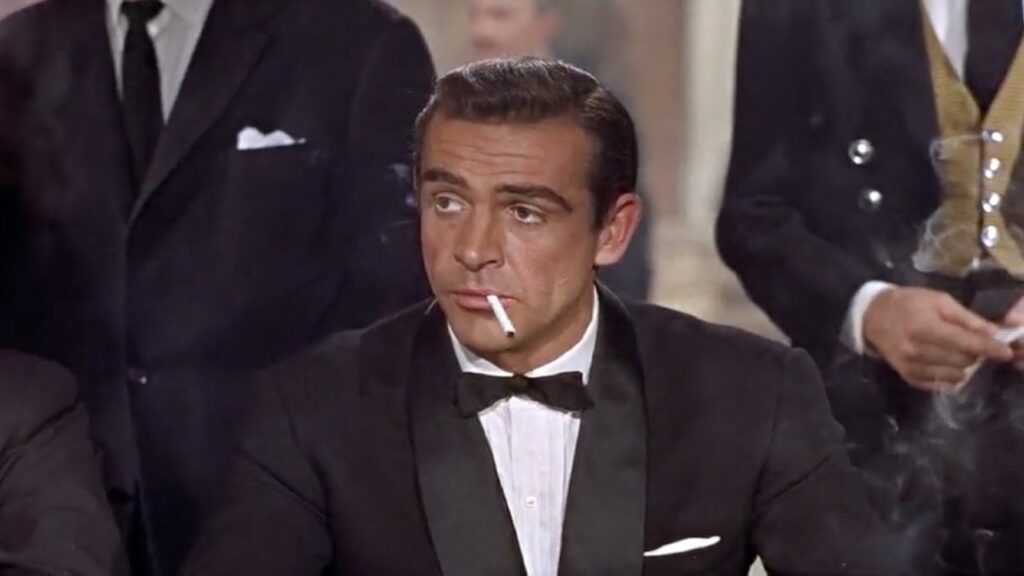 Sean Connery en su primera escena como James Bond
