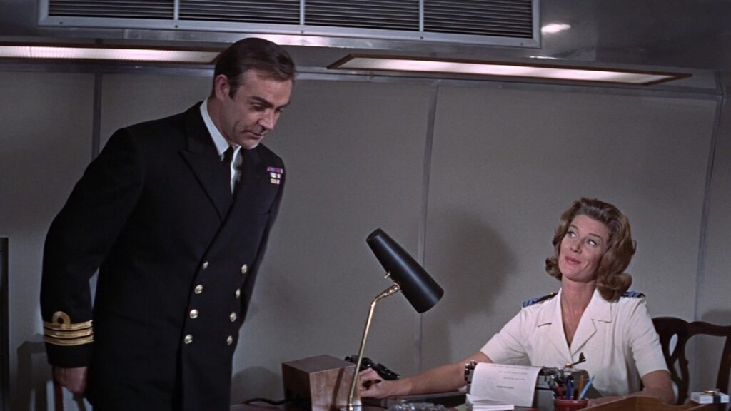 Bond y Moneypenny en 'Solo se vive dos veces'