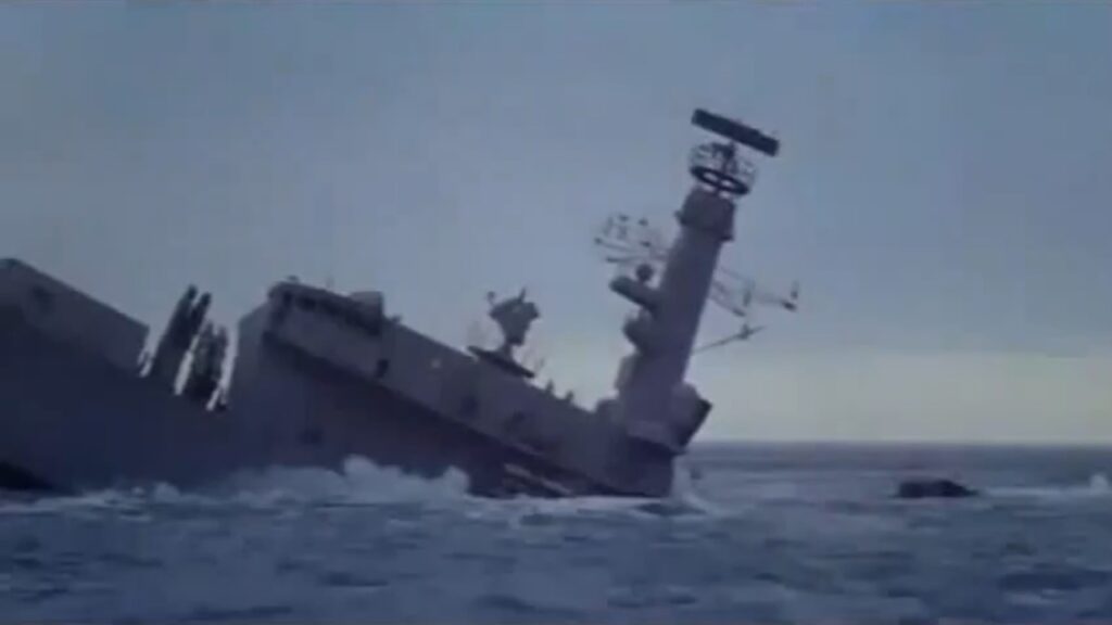 Buque hundido en 'El mañana nunca muere'