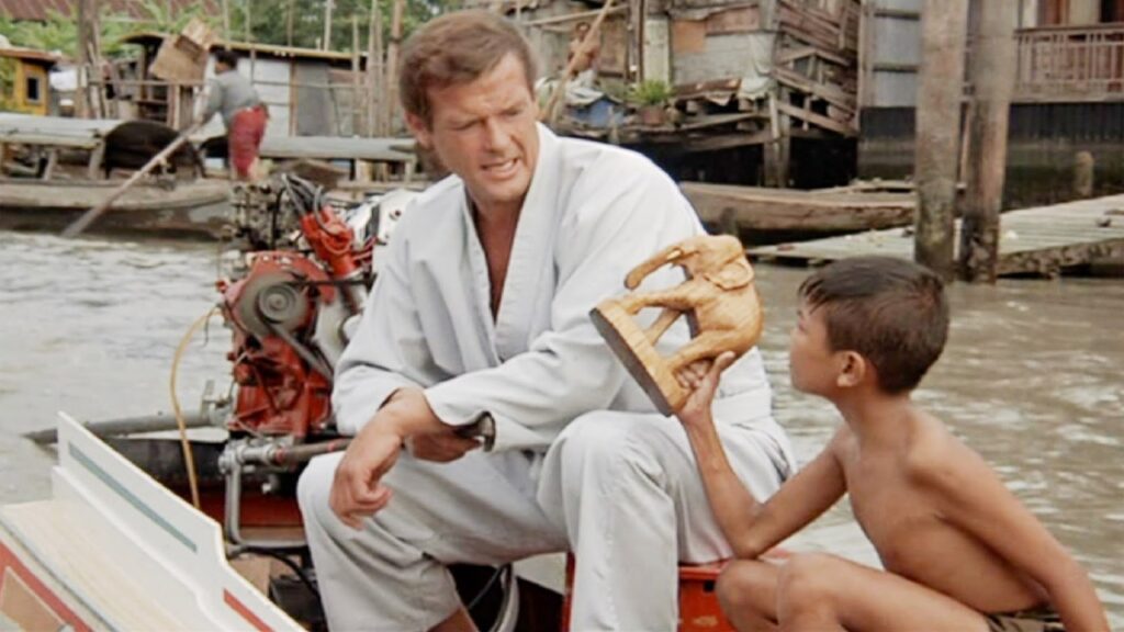 Roger MooreChristopher Lee en 'El hombre de la pistola de oro'