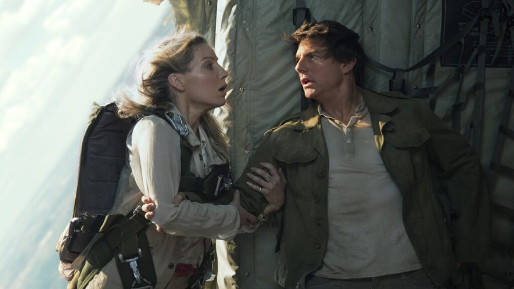 Escena de 'La Momia' (2017): En el avión