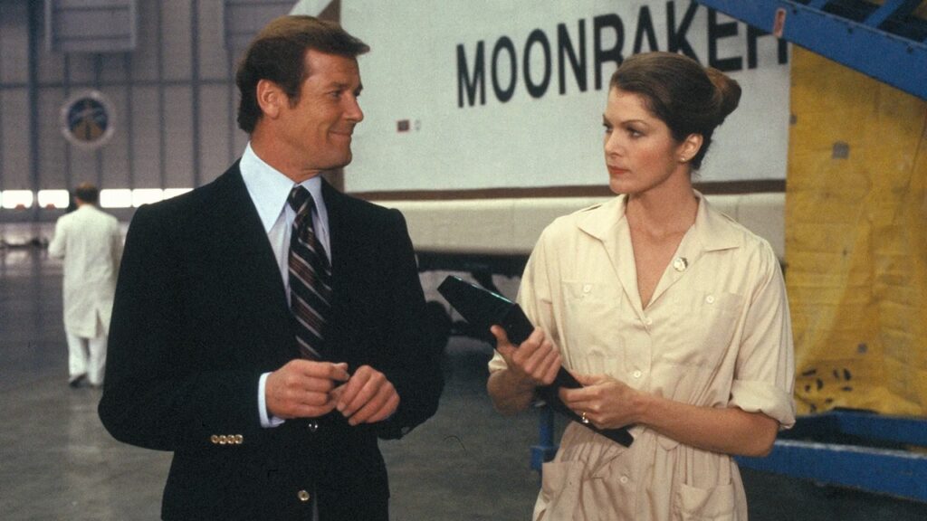 Roger Moore y Lois Chiles en 'Moonraker'