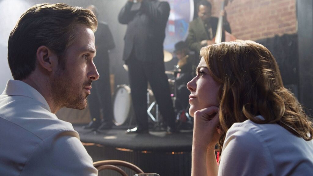 Escena de 'La La Land': Gosling y Stone sentados y hablando