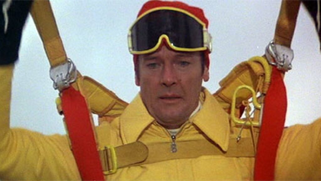 Roger Moore en escena de paracaídas en 'La espía que me amó'