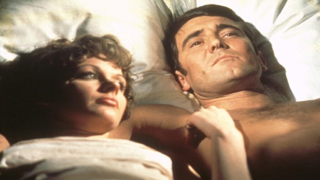 James Bond en la cama con chica en '007 al servicio de su majestad'