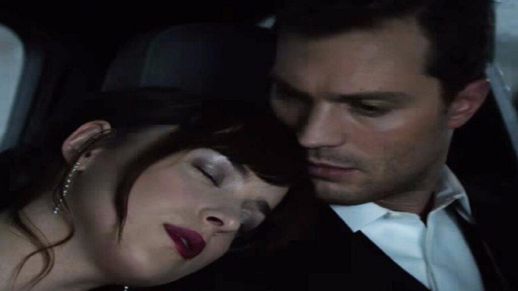 Escena de 'Cincuenta sombras más oscuras': Anastasia y Christian en el coche