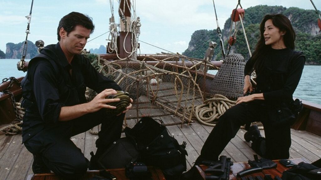 James Bond y Wai Lin en 'El mañana nunca muere'