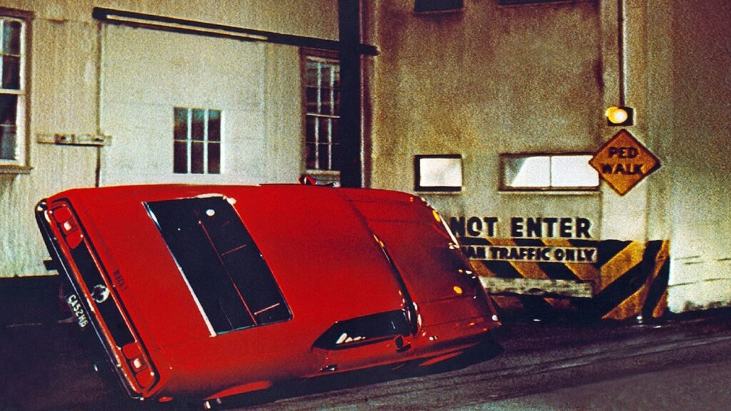 Coche rojo a dos ruedas en 'Diamantes para la eternidad'