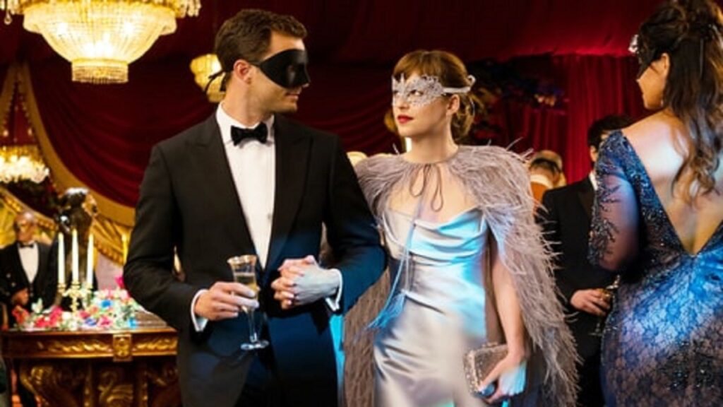 Escena de 'Cincuenta sombras más oscuras': Anastasia y Christian de fiesta