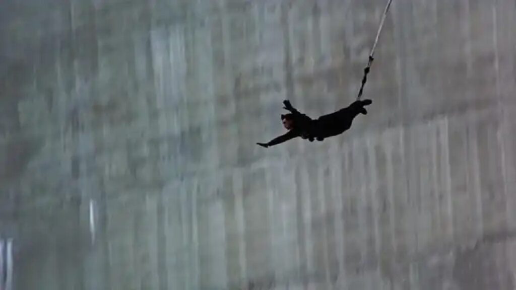 Bond en escena por el aire en 'GoldenEye'