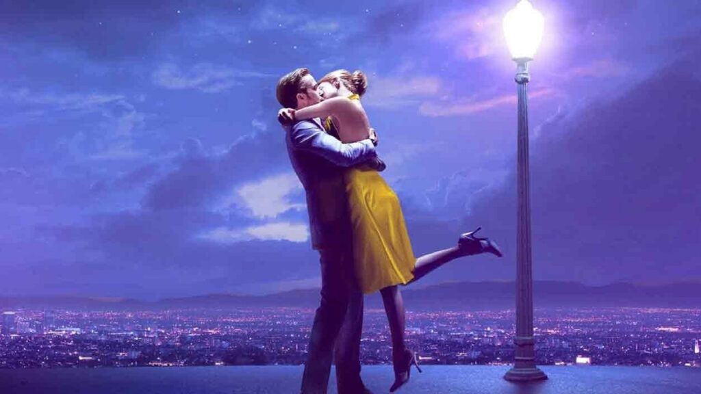 Escena de 'La La Land': Gosling y Stone besándose