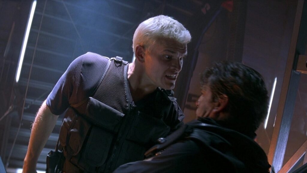 Richard Stamper con Bond en 'El mañana nunca muere'