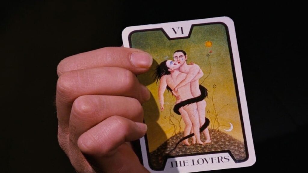 Carta del tarot de los amantes en 'Vive y deja morir'