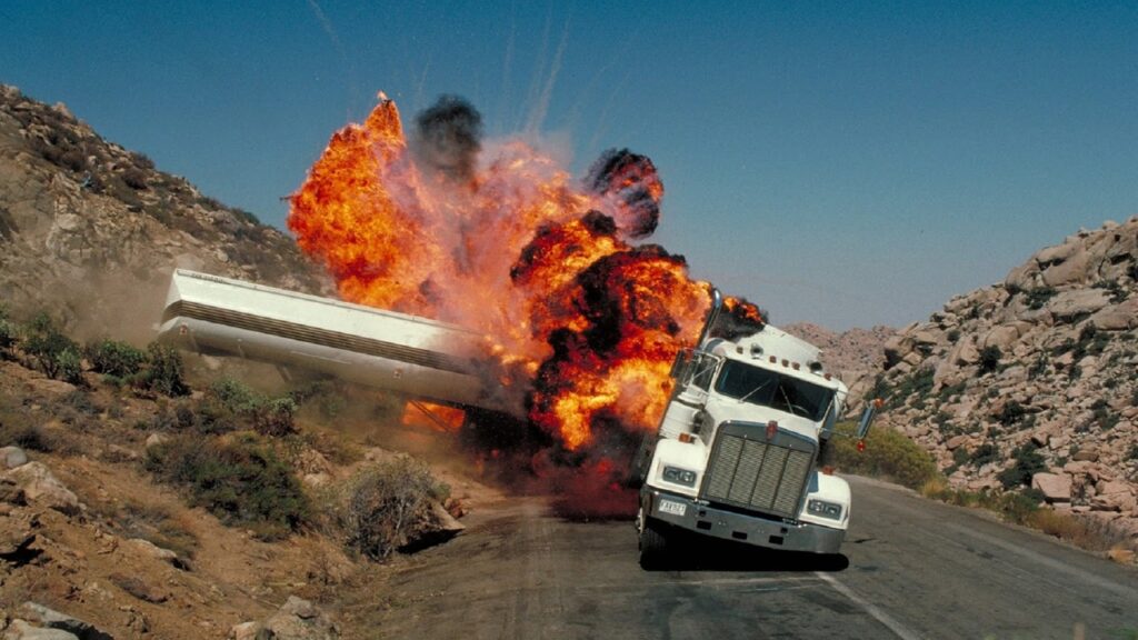 Escena de los camiones cisterna en 'Licencia para matar'