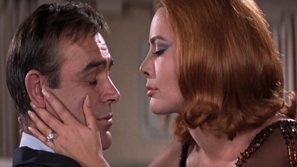 Sean Connery y Karin Dor en 'Solo se vive dos veces'