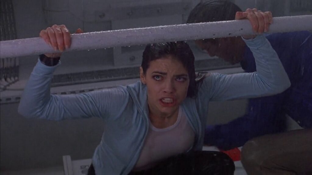 Denise Richards en escena final de 'El mundo nunca es suficiente'