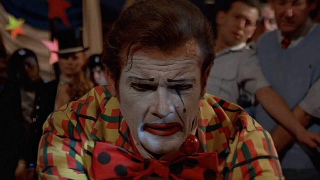 Roger Moore disfrazado de payaso en 'Octopussy'