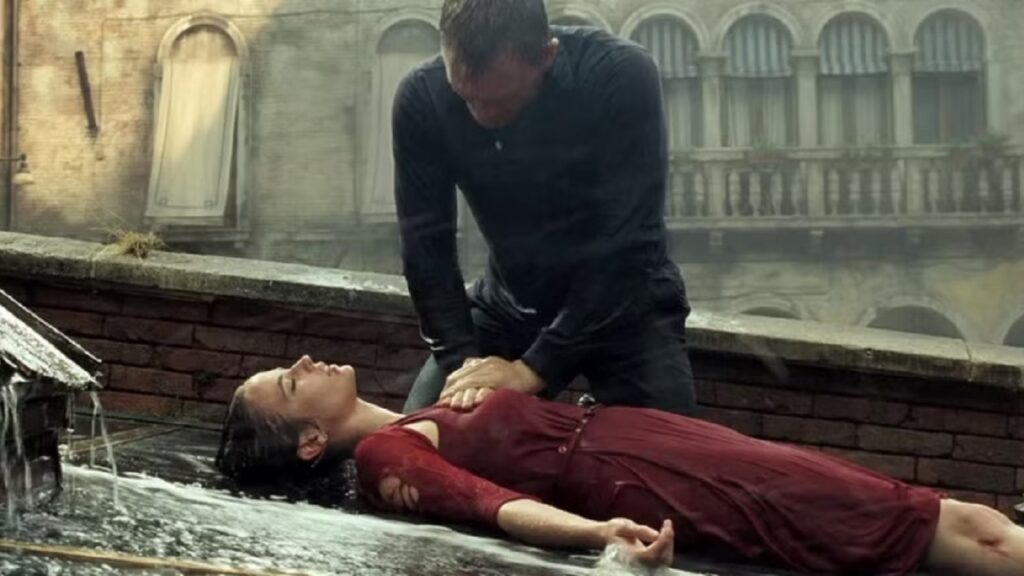 Verper es salvada por Bond en 'Casino royale'