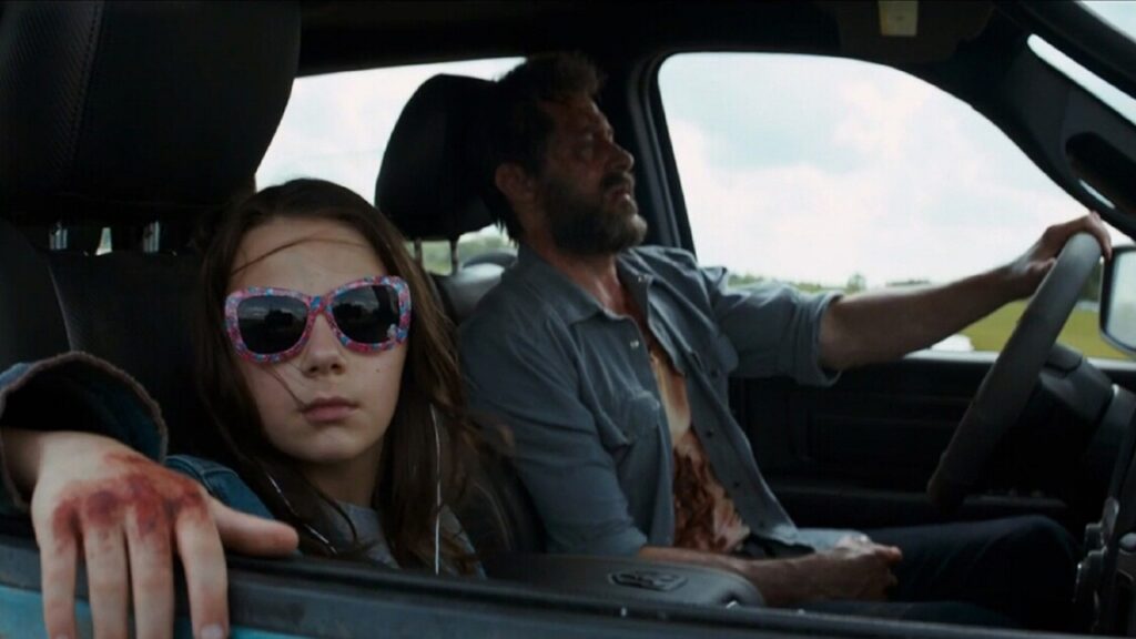 Escena de 'Logan': Laura y Logan en el coche