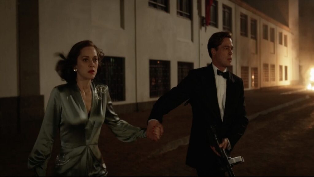 Escena de 'Aliados': Cotillard y Pitt huyen