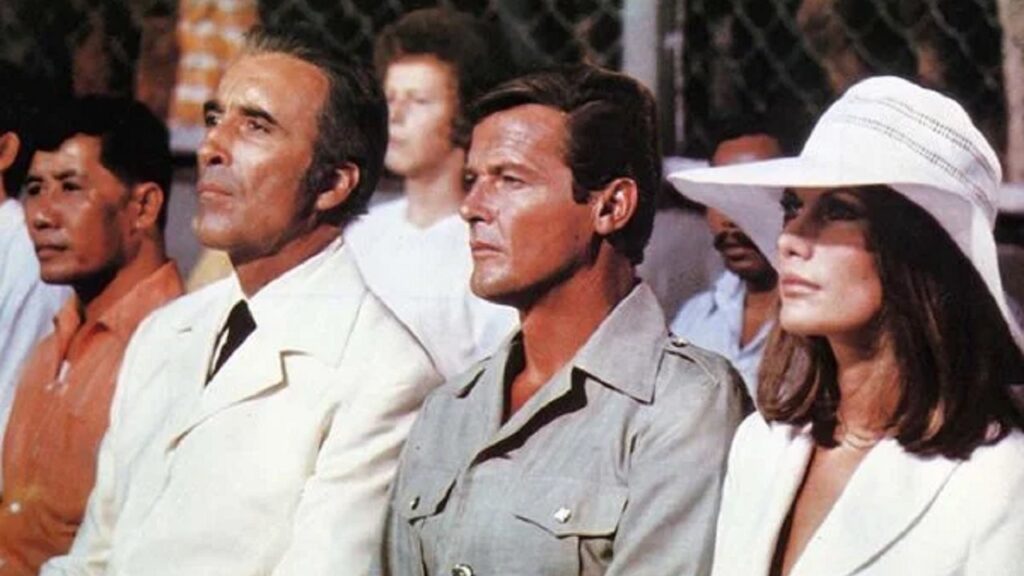 Scaramanga, Bond y Sanders en 'El hombre de la pistola de oro'