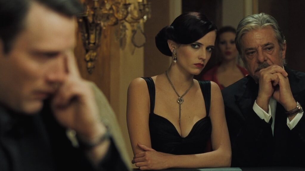 Mad Mikkelsen, Eva Green y Giancarlo Giannini en 'Casino royale'
