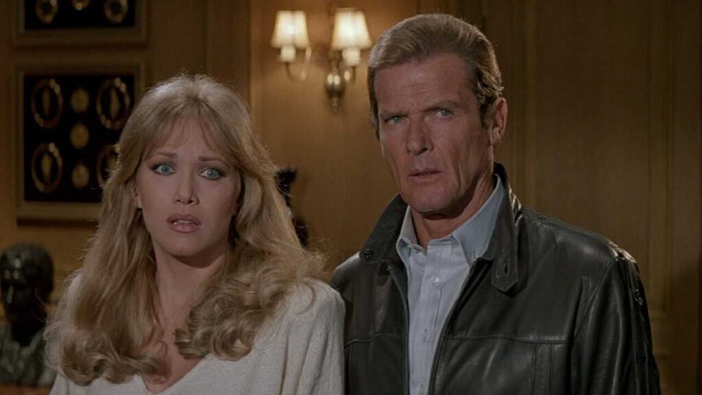 Tanya Roberts y Roger Moore en 'Panorama para matar'