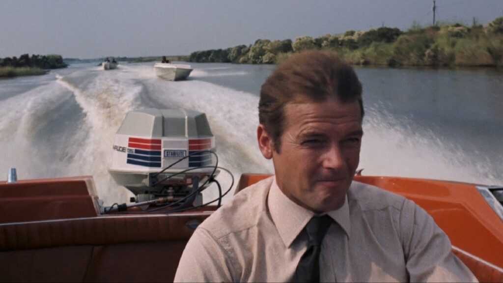Roger Moore en persecución en lancha en 'Vive y deja morir'