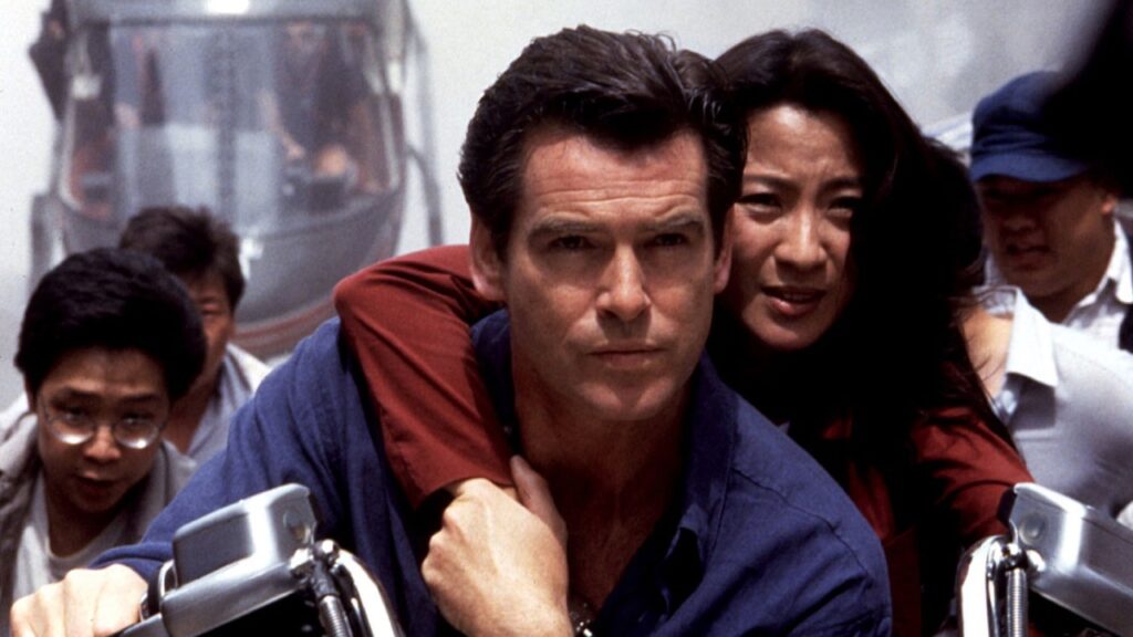 Pierce Brosnan y Michelle Yeoh en 'El mañana nunca muere'