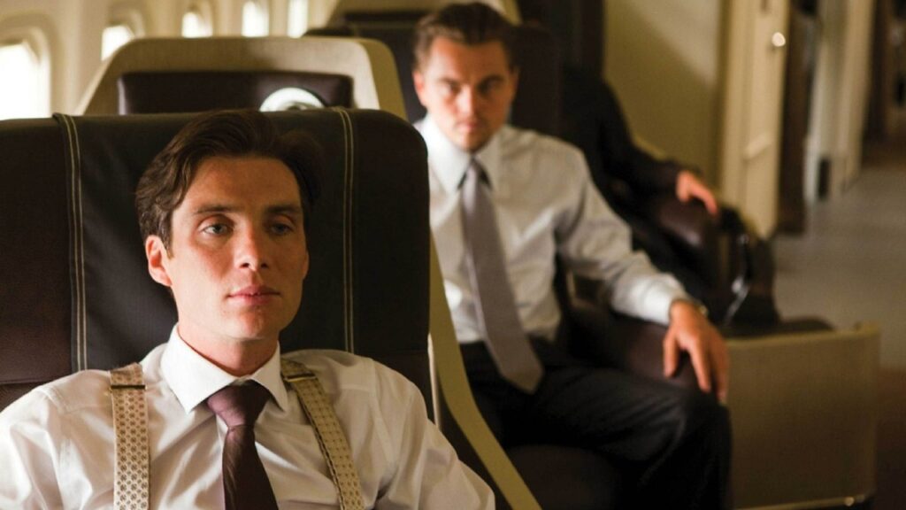 Escena de 'Origen': Fischer y Cobb en el avión