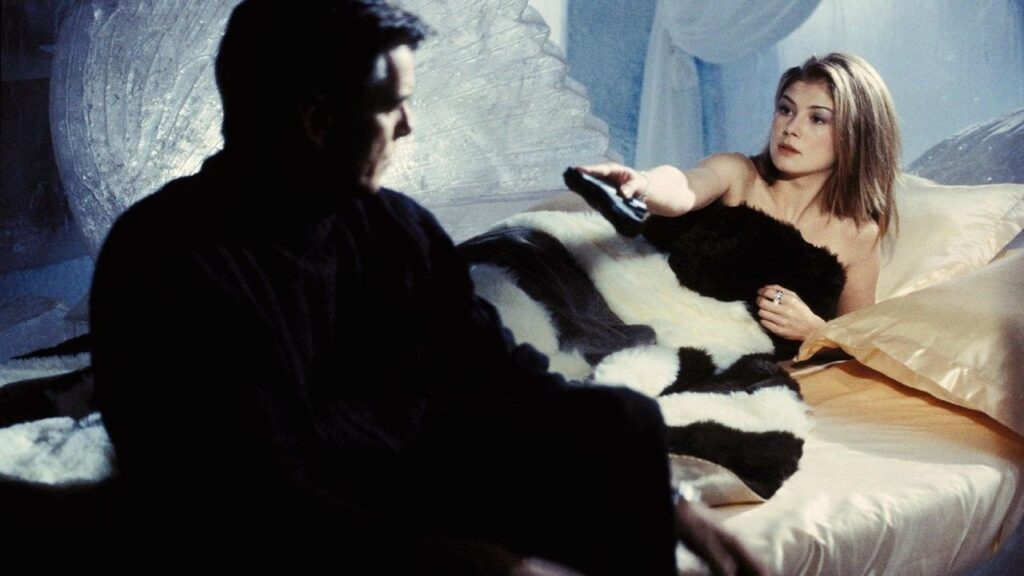 Pierce Brosnan y Rosamund Pike en 'Muere otro día'