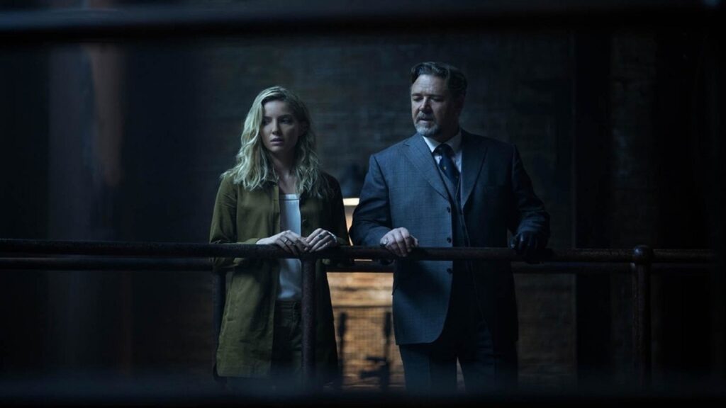 Escena de 'La Momia' (2017): Wallace y Crowe hablando