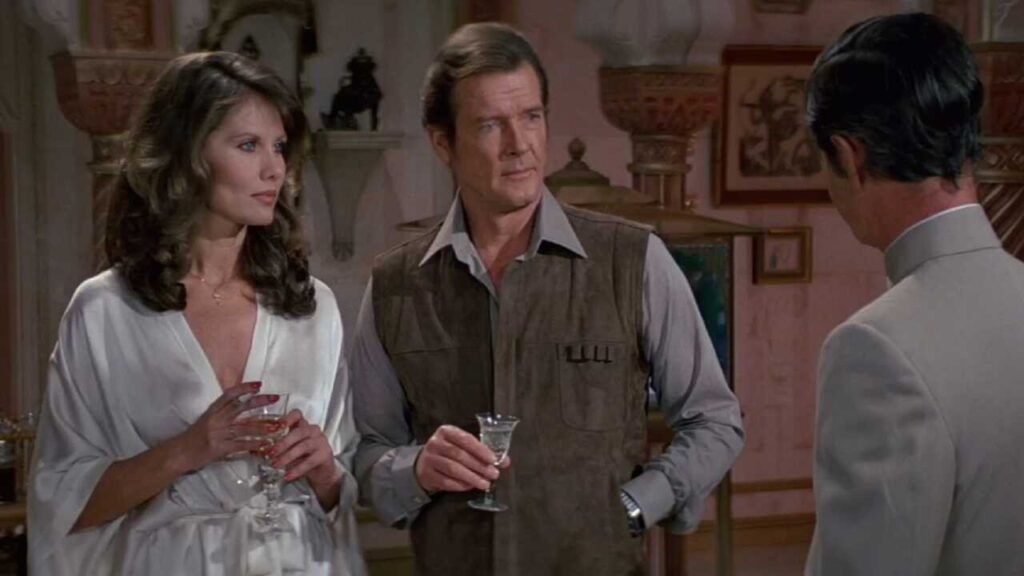Maud Adams y Roger Moore en 'Octopussy'
