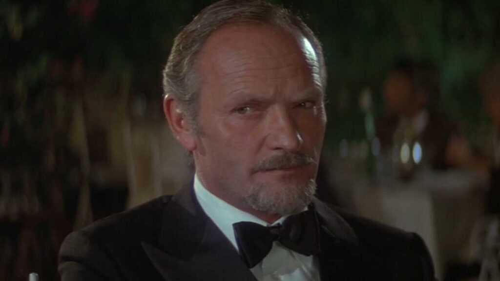 Julian Glover en 'Solo para sus ojos'