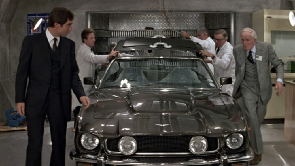 James Bond y Q en 'Alta tensión'